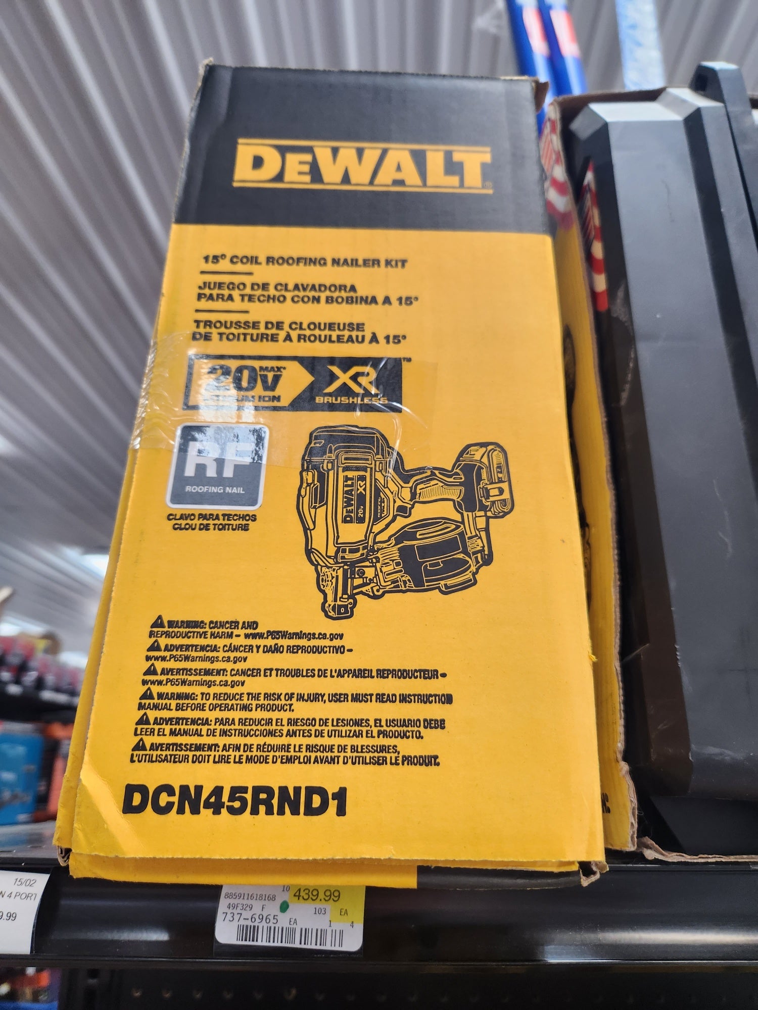 Dewalt 20V MAX* 15° Cordless Coil Roofing Nailer Kit -- DCN45RND1