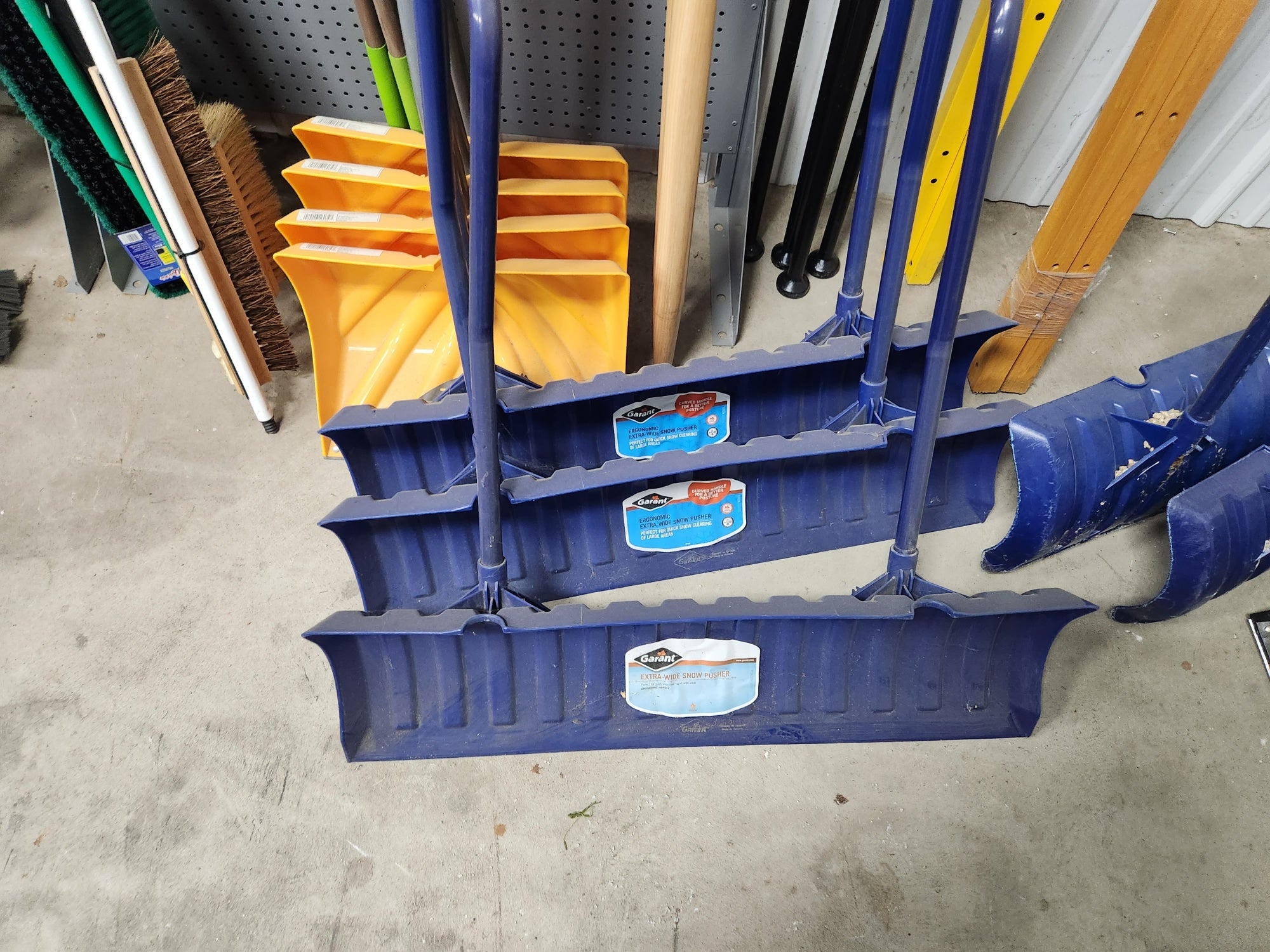 SHOVEL SNOW POLY 13-1/4 X 36IN