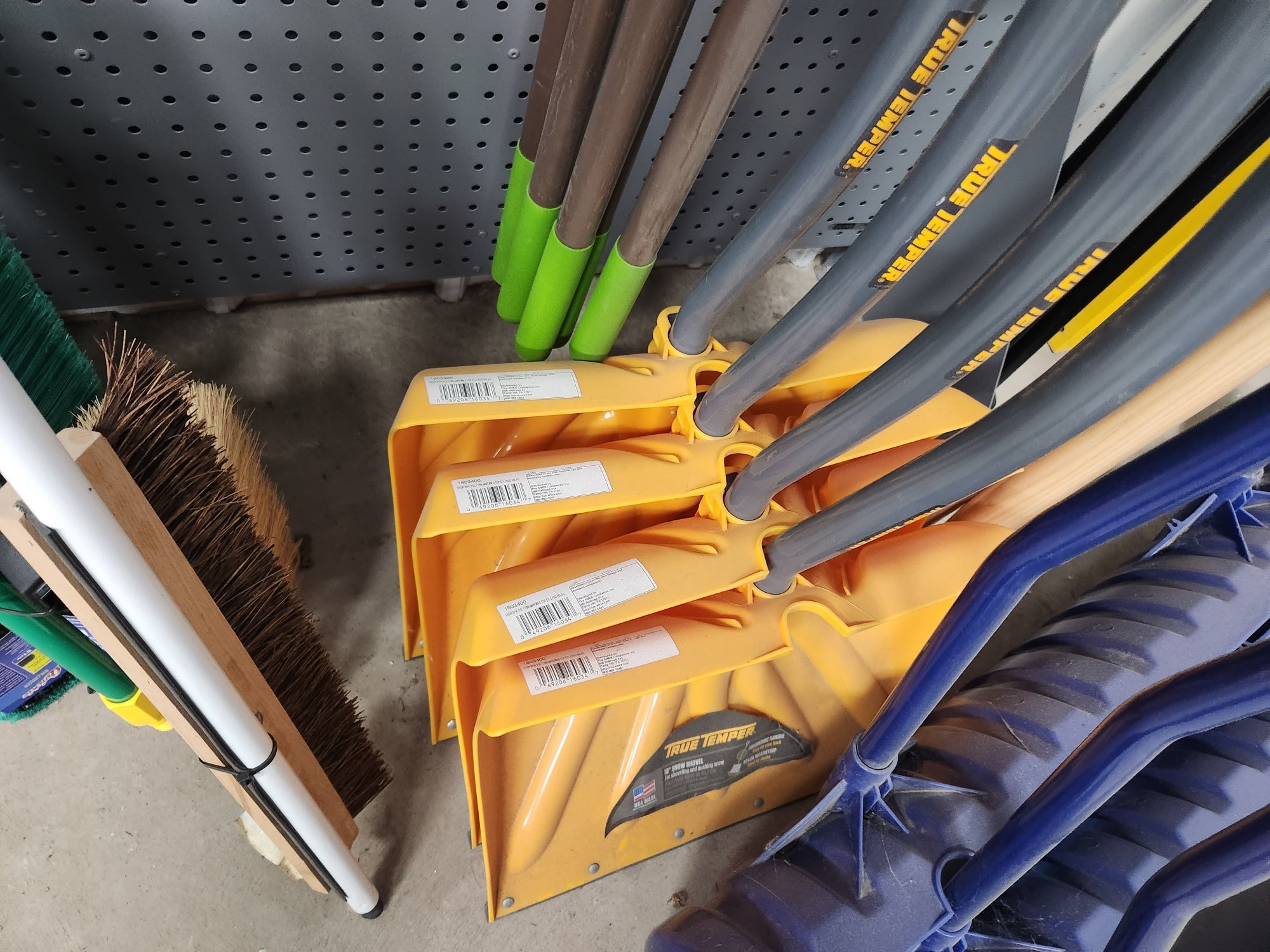 True Temper 1603400 Snow Shovel, 18 in W Blade, 14-1/2 in L Blade, Combo Blade, Plastic Blade, Steel Handle, 54 in OAL