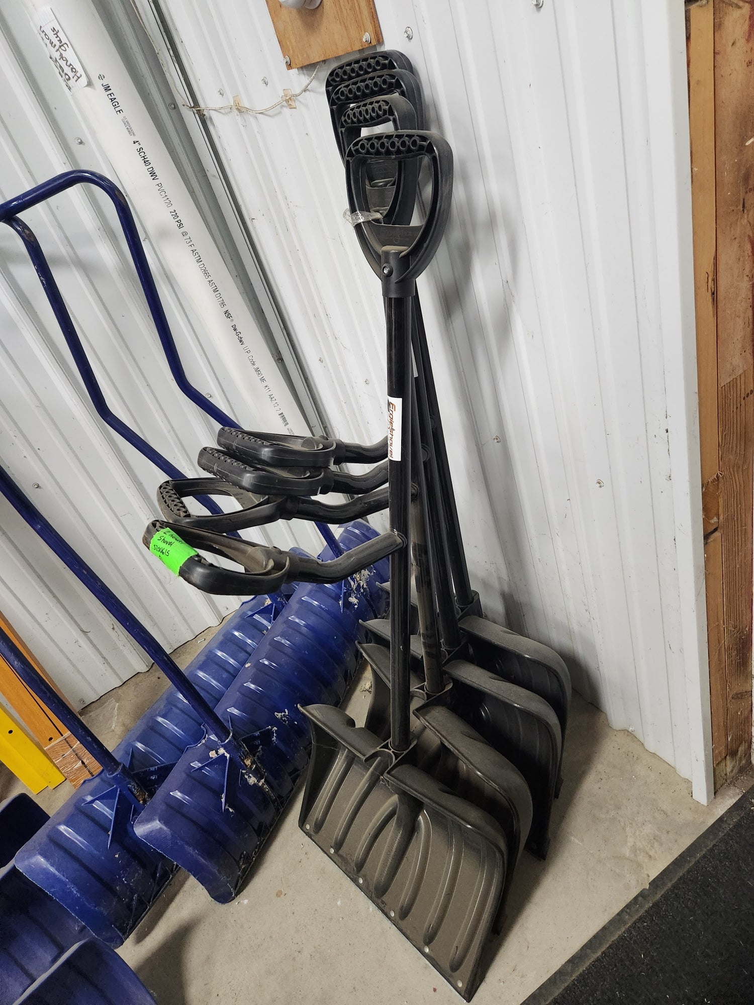 Ergie Shovel Ergonomic 18-Inch Two-Handed Ergonomic Snow Shovel