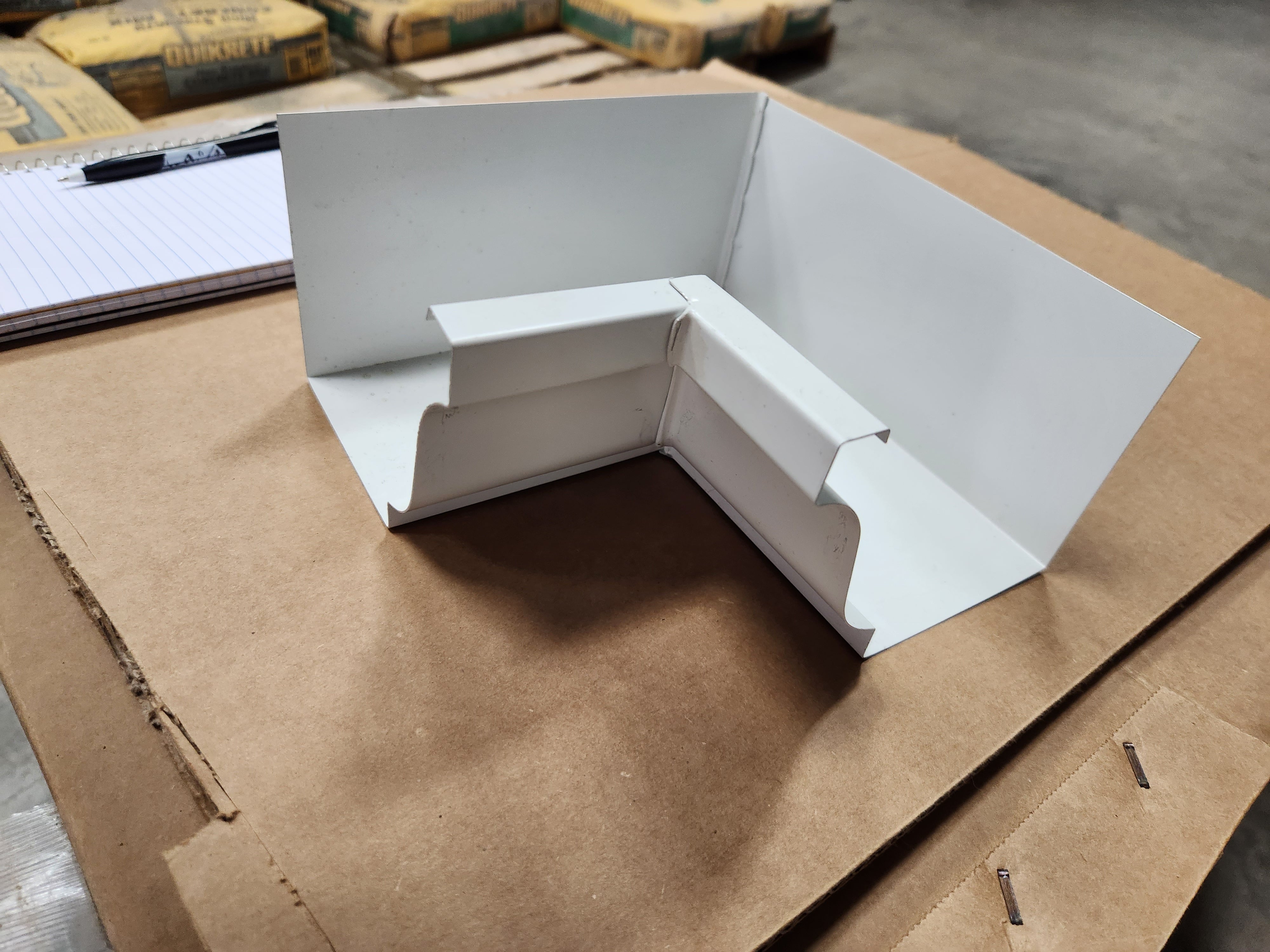 Amerimax -K Style White Aluminum Gutter Inside Miter 5" --- 27-001